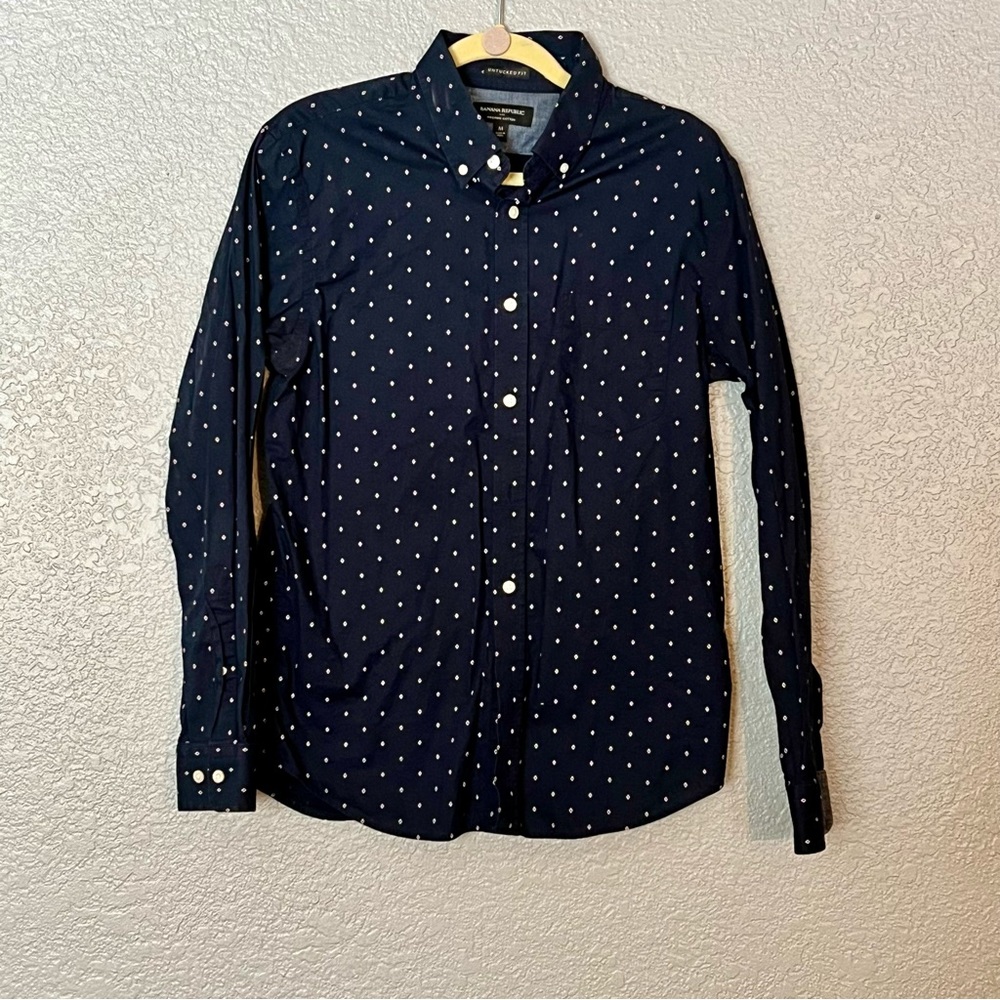 Men’s medium banana republic, untucked, fit button shirt - Picture 2 of 4